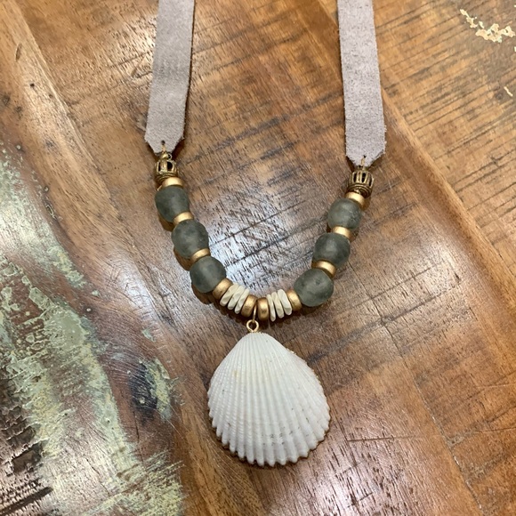 🌾 Suede Strap Shell Necklace - Picture 3 of 4